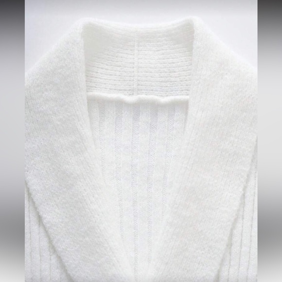 Elegant White V-Neck Sweater - Picture 2 of 7